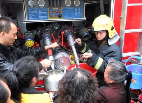 消防隊(duì)給西固蘭玻西社區(qū)居民送來水，市民排隊(duì)取水